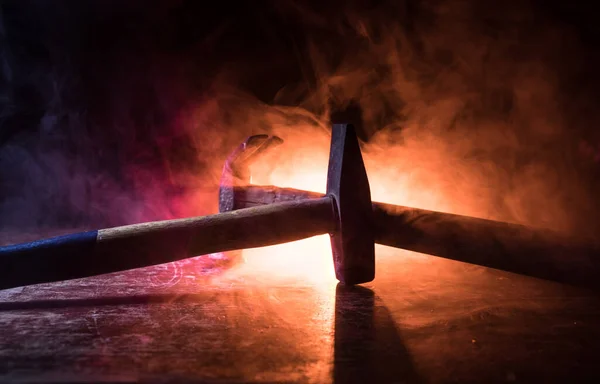 Alter Oldtimer Hammer Auf Einem Holztisch Vor Dunkel Getöntem Nebelhintergrund — Stockfoto