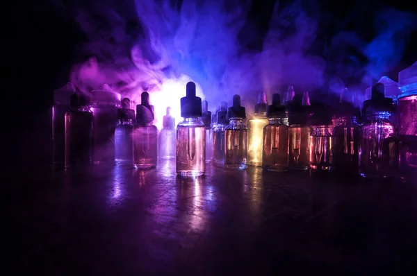 Concepto Vape Nubes Humo Botellas Vapor Líquido Sobre Fondo Oscuro —  Fotos de Stock