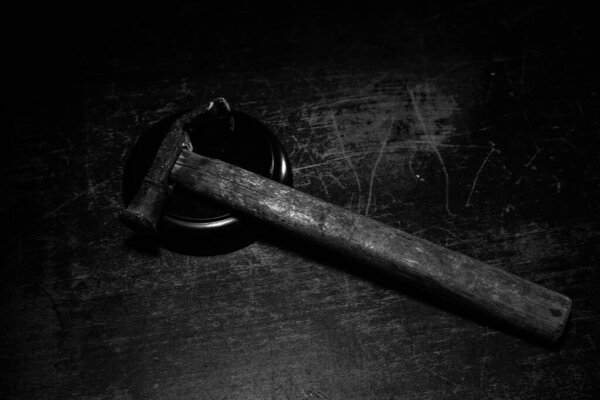 Концепция творческого правосудия. Старый винтажный молоток на звуковой панели. Стальной хаммер вместо судьи Гэвел на деревянном фоне
.