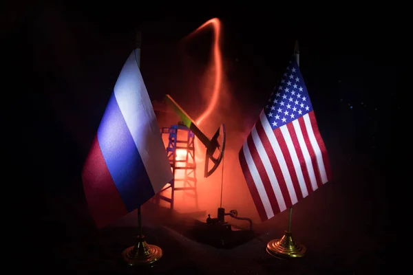 Affärsdialog Oljeavtalskoncept Nationell Flagga Med Oljepump Och Oljeraffinaderi Natten Energiindustrikoncept — Stockfoto