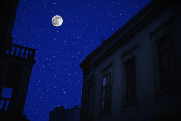 夜の街の上に満月 バクーアゼルバイジャン 建物の上に明るく輝く大きな満月 — ストック写真