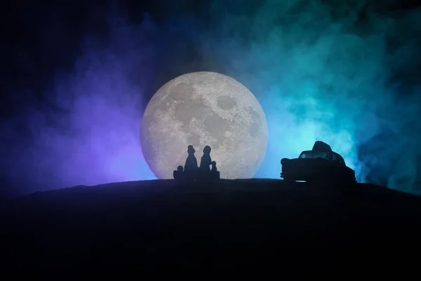 Σιλουέτες Ζευγαριού Έναστρο Και Σεληνιακό Φόντο Ευτυχισμένο Ζευγάρι Νύχτα Κάτω — Φωτογραφία Αρχείου