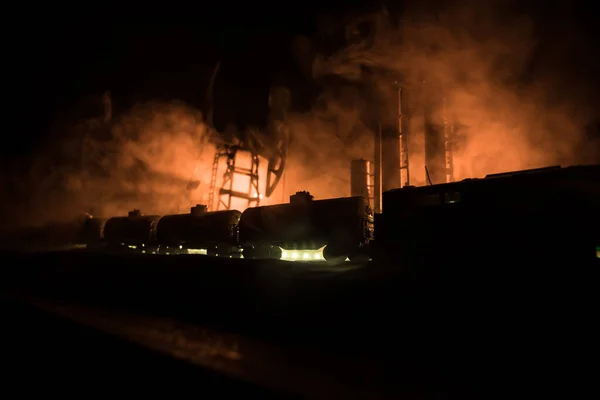 Oljepump Och Oljeraffinaderi Natten Med Dimma Och Bakgrundsbelysning Energiindustrikoncept Nattlig — Stockfoto
