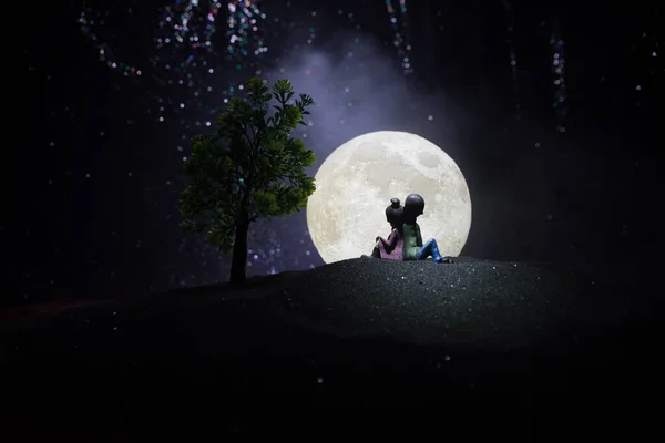 Silhouetten Eines Paares Mit Sternen Und Mondhintergrund Glückliches Paar Der — Stockfoto