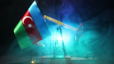 İş diyaloğu, petrol anlaşması konsepti: Geceleri petrol pompası ve petrol rafineri fabrikası olan ulusal bayraklar. Enerji endüstrisi konsept görüntüleri