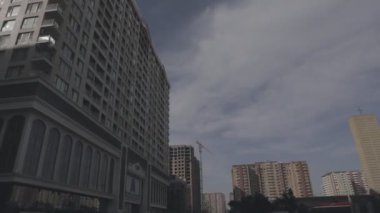 BAKU, AZERBAIJAN - 11 Nisan 2020 - Coronavirus salgını sırasında Bakü sokaklarında gezinti görüntüleri