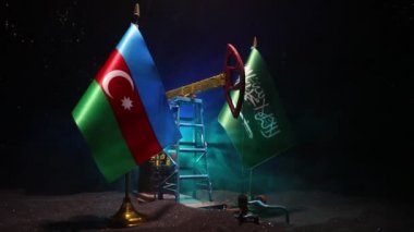 İş diyaloğu, petrol anlaşması konsepti: Geceleri petrol pompası ve petrol rafineri fabrikası olan ulusal bayraklar. Enerji endüstrisi konsept görüntüleri