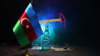 İş diyaloğu, petrol anlaşması konsepti: Geceleri petrol pompası ve petrol rafineri fabrikası olan ulusal bayraklar. Enerji endüstrisi konsept görüntüleri