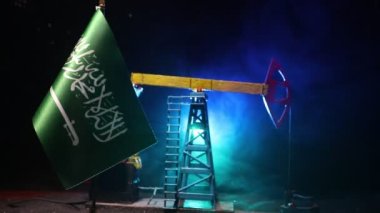 İş diyaloğu, petrol anlaşması konsepti: Geceleri petrol pompası ve petrol rafineri fabrikası olan ulusal bayraklar. Enerji endüstrisi konsept görüntüleri