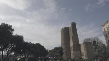 BAKU, AZERBAIJAN - 11 Nisan 2020 - Coronavirus salgını sırasında Bakü sokaklarında gezinti görüntüleri