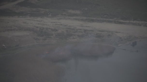 Steppe Vuur Brandend Droog Gras Vuur Rook Buurt Van Lake — Stockvideo