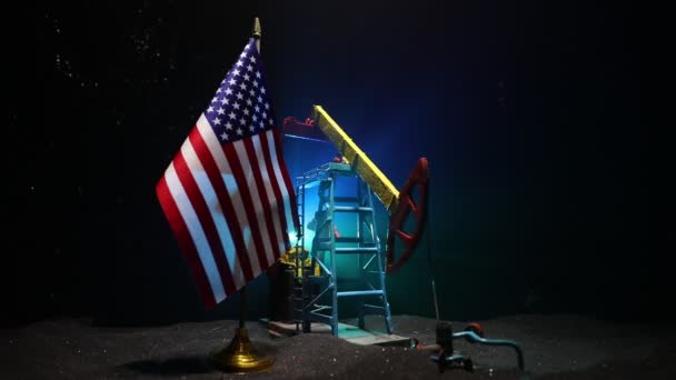 商业对话 石油协议概念 国旗与油泵和炼油厂在夜间 能源工业概念镜头 — 图库视频影像