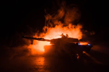 Savaş Konsepti. Zırhlı araç siluet savaş sahnesi sisli gökyüzü arka planında gece. Amerikan tankı savaşmaya hazır. Yaratıcı dekorasyon