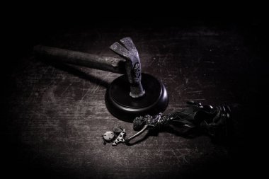 Yaratıcı Adalet sanat eserleri konsepti. Soundboard bloğunda eski model bir çekiç. Çelik Hummer yerine Yargıç Gavel ahşap arka planda.