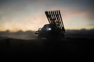 Ateş bulutlu roket fırlatma. Gün batımında Kasvetli Gökyüzünü hedef alan roketli füzelerle savaş sahnesi. Sovyet roket fırlatıcısı Savaş Arkaplanda. Yaratıcı bileşim.