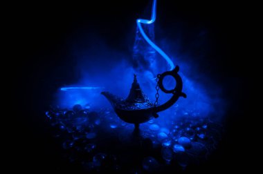Antik Aladdin Arap geceleri, yumuşak beyaz dumanlı, karanlık arka planlı, cin tarzı yağ lambası. Dilek lambası konsepti