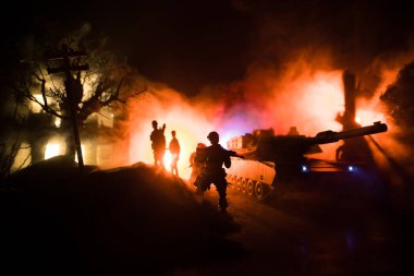 Savaş Konsepti. Zırhlı araç siluet savaş sahnesi sisli gökyüzü arka planında gece. Amerikan tankı savaşmaya hazır. Yaratıcı dekorasyon