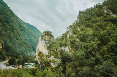 Bisikletli dağ yolu. Yüksek dağlardaki puslu dağ yolu dağ yollu bulutlu gökyüzü. Azerbaycan doğası