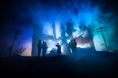 Savaş Konsepti. Askeri siluetler savaş sisli gökyüzü arka planında savaş sahnesi, Dünya Savaşı Askerleri Silueti Bulutlu Gökyüzünün Altında Gece. Harap olmuş şehirde savaş. Seçici odak