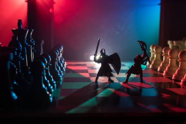 Süvari ve satranç tahtası üzerinde piyade ile ortaçağ savaş sahnesi. Satranç oyununu kavramı iş fikirleri ve rekabet ve strateji fikirler duman ve sis karanlık bir arka plan üzerinde satranç figürleri.