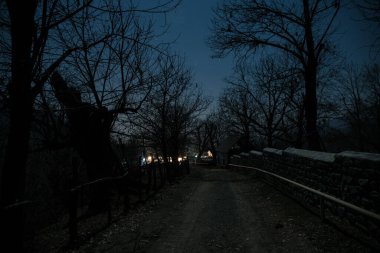 Gece sessiz köyde dolunay var. Ay ışığı altındaki dağ köyünün güzel gece manzarası. Azerbaycan doğası. Uzun pozlu çekim