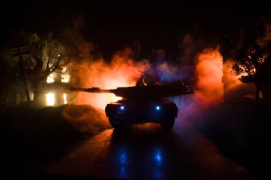 Savaş Konsepti. Zırhlı araç siluet savaş sahnesi sisli gökyüzü arka planında gece. Amerikan tankı savaşmaya hazır. Yaratıcı dekorasyon