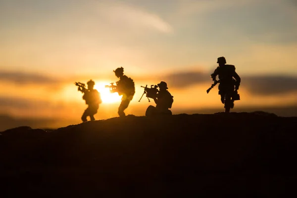 Koncepcja Wojny Wojskowe Sylwetki Walczące Tle Mgły Wojennej Żołnierze Wojny — Zdjęcie stockowe