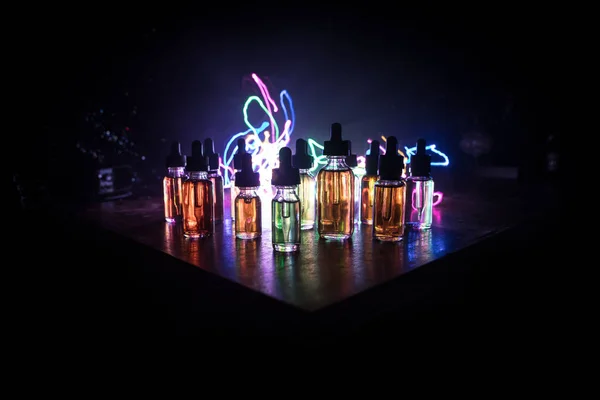 Vape Concept Rook Wolken Vape Vloeibare Flessen Donkere Achtergrond Lichteffecten — Stockfoto