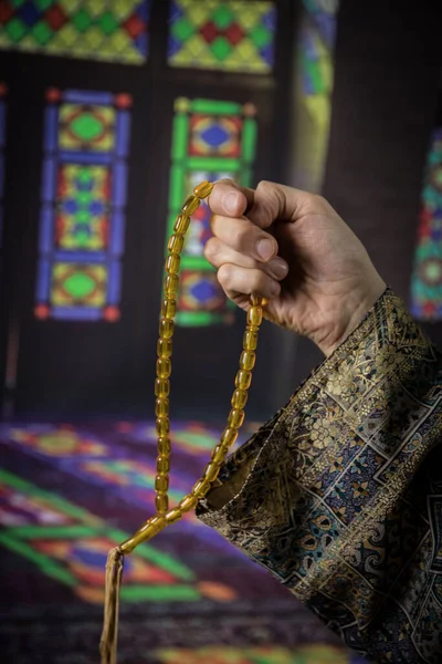 Müslüman Bir Kadın Camide Allah Için Dua Ediyor Halıda Dua — Stok fotoğraf