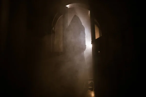 Σιλουέτα Άγνωστης Σκιάς Μια Πόρτα Μέσα Από Μια Κλειστή Γυάλινη — Φωτογραφία Αρχείου
