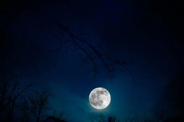 夜には静かな村の上に満月 月明かりの下で山の村の美しい夜の風景 アゼルバイジャンの自然 長時間露光 — ストック写真