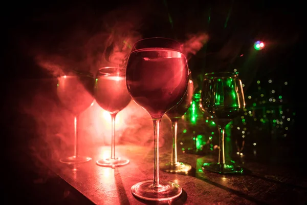 Goblet Vin Träbord Med Vackra Tonade Lampor Bakgrunden Glasögon Vin — Stockfoto