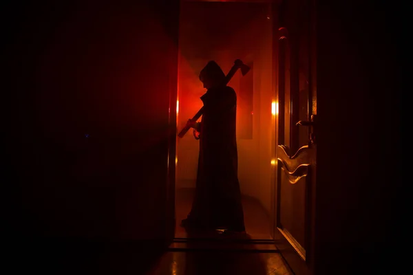 透过关闭的玻璃门 描绘了门上一个未知影子的轮廓 带着烟熏背景的夜间恐怖的侧影女孩 — 图库照片
