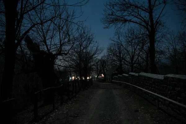 满月的夜晚笼罩着宁静的村庄 月光下山村美丽的夜景 阿塞拜疆的性质 长期暴露镜头 — 图库照片