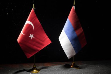 Rusya ve Türkiye 'nin arka planında küçük bir bayrak var. Savaş krizi kavramı ve uluslar arasındaki siyasi çatışmalar. Seçici odak