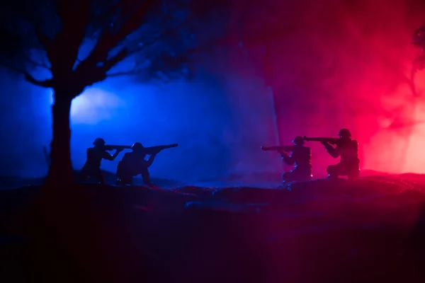 Conceito Guerra Silhuetas Militares Lutando Cena Fundo Céu Nevoeiro Guerra — Fotografia de Stock