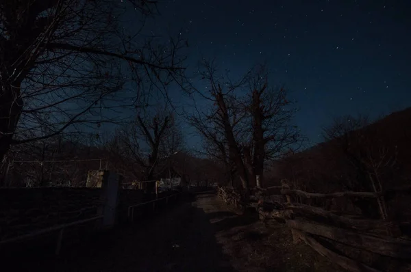 夜には静かな村の上に満月 月明かりの下で山の村の美しい夜の風景 アゼルバイジャンの自然 長時間露光 — ストック写真