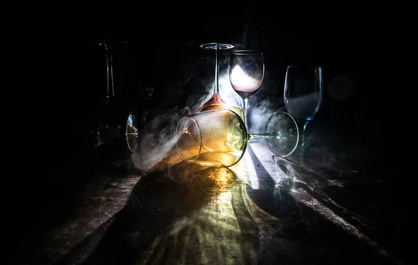 Copa Vino Sobre Mesa Madera Con Hermosas Luces Tonificadas Fondo —  Fotos de Stock