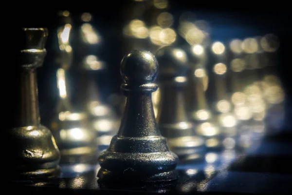 棋盘游戏经营理念和竞争理念 国际象棋人物在黑暗的背景与烟雾和雾 选择性聚焦 — 图库照片