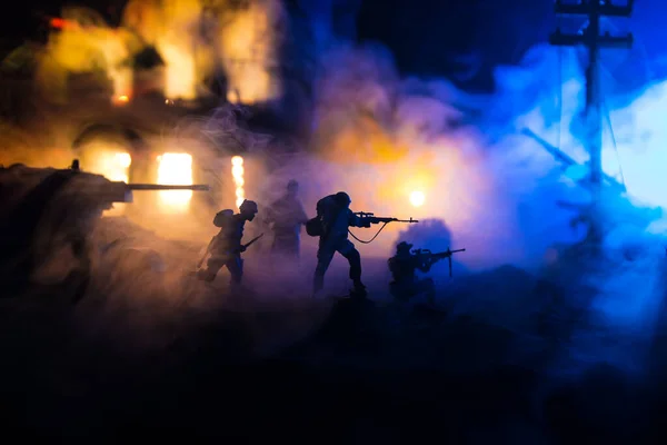 Conceito Guerra Silhuetas Militares Lutando Cena Fundo Céu Nevoeiro Guerra — Fotografia de Stock