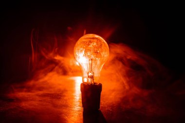 Parlak, geçmişe dönük, lüks lamba dekoru. Parlayan ampullerin yaratıcı sanat dekorasyonuna sahip soyut koyu arkaplan.