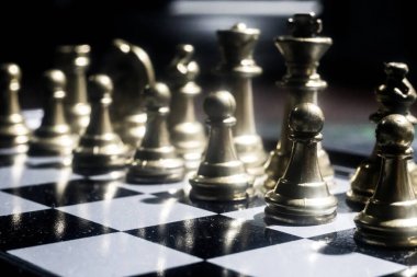 İş fikirleri ve rekabet Satranç tahtası oyun kavramı. Duman ve sis ile karanlık bir arka plan üzerinde Satranç rakamlar. Seçici odaklama