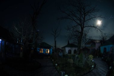Gece sessiz köyde dolunay var. Ay ışığı altındaki dağ köyünün güzel gece manzarası. Azerbaycan doğası. Uzun pozlu çekim