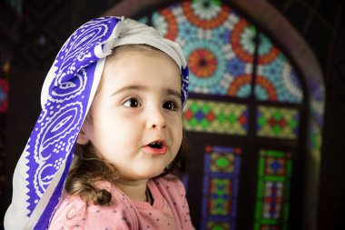 İçeride tesettürlü mutlu Müslüman kız. Genç Müslüman bir kızın portresi