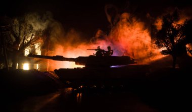 Savaş Konsepti. Zırhlı araç siluet savaş sahnesi sisli gökyüzü arka planında gece. Amerikan tankı savaşmaya hazır. Yaratıcı dekorasyon