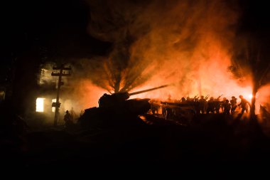 Savaş Konsepti. Zırhlı araç siluet savaş sahnesi sisli gökyüzü arka planında gece. Amerikan tankı savaşmaya hazır. Yaratıcı dekorasyon