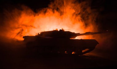 Savaş Konsepti. Zırhlı araç siluet savaş sahnesi sisli gökyüzü arka planında gece. Amerikan tankı savaşmaya hazır. Yaratıcı dekorasyon