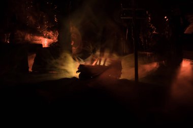 Savaş Konsepti. Askeri siluetler savaş sisli gökyüzü arka planında savaş sahnesi, Dünya Savaşı Askerleri Silueti Bulutlu Gökyüzünün Altında Gece. Harap olmuş şehirde savaş. Seçici odak