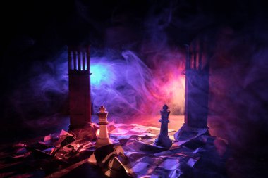 Satranç masası iş fikirleri ve rekabet konsepti. Kırık satranç tahtasıyla karanlık bir arka planda satranç figürü. Yaratıcı sanat dekorasyonu. Seçici odak