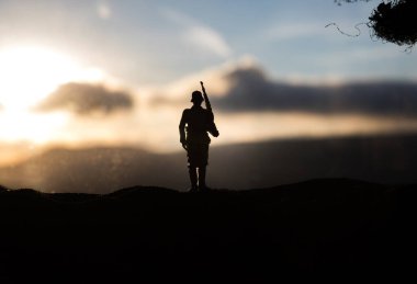 Savaş Konsepti. Askeri siluetler savaş sisli gökyüzü arka planında savaş sahnesi, Dünya Savaşı Askerleri Silueti Bulutlu Skyline 'ın altında gün batımı. Seçici odak